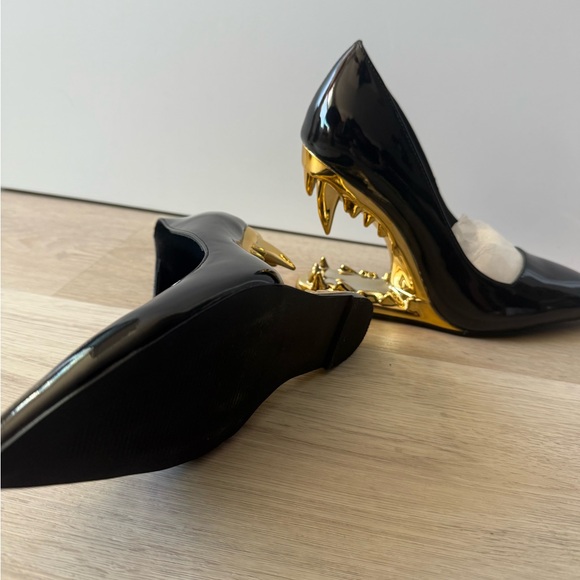 Black and Gold Teeth Pumps Size 6 - Picture 3 of 5